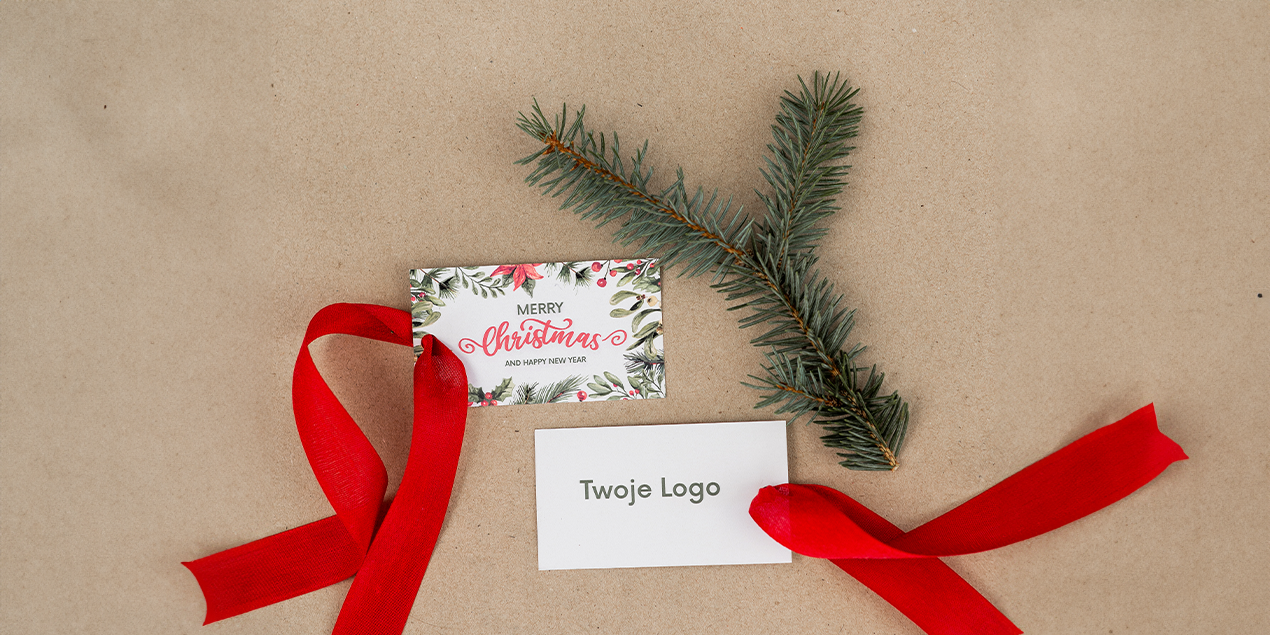 Zawieszki z logo i napisem